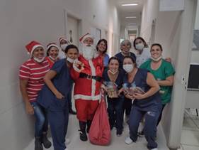 Visita Especial do Papai Noel Anima a Santa Casa d...